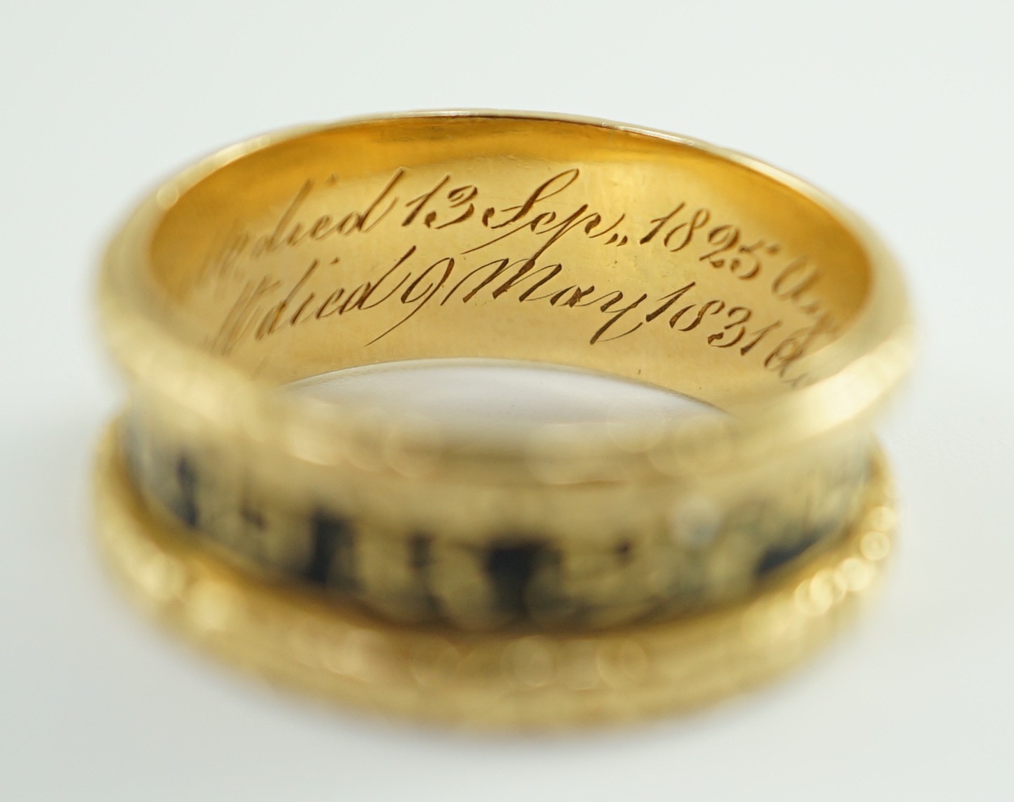 A George IV 18ct gold and black enamel 'In Memory Of' mourning band, with carved scroll border